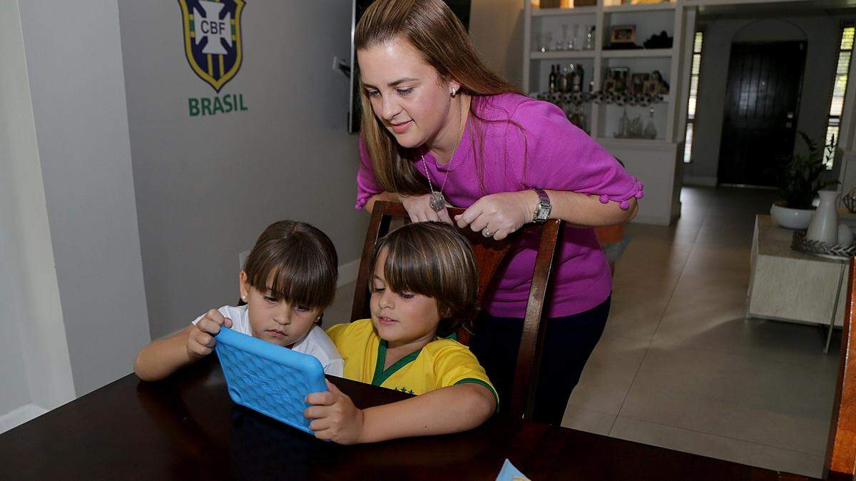 Sofia Miranda pasa tiempo junto a sus hijos Carolina y Lukas, mientras hacen un rompecabezas.