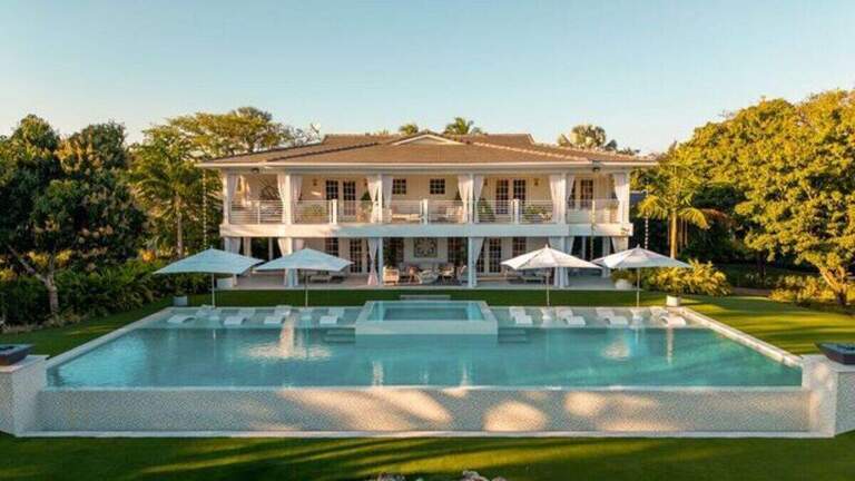 La mansión de Juan Gabriel en Broward sale al mercado por $38 millones: 'Parece un resort'