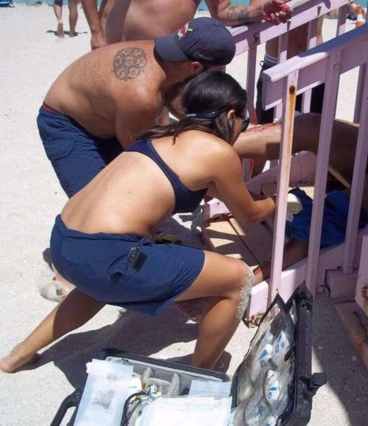 Un hombre es mordido por un tiburón en una playa de Haulover Beach.
