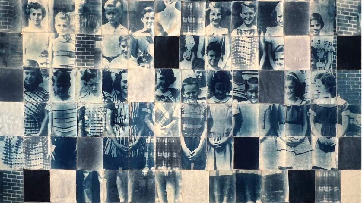 “Yearbook Photo”, 2004, de Elisa Gana. Cianotipia. Materiales: Tela e hilo de algodón.