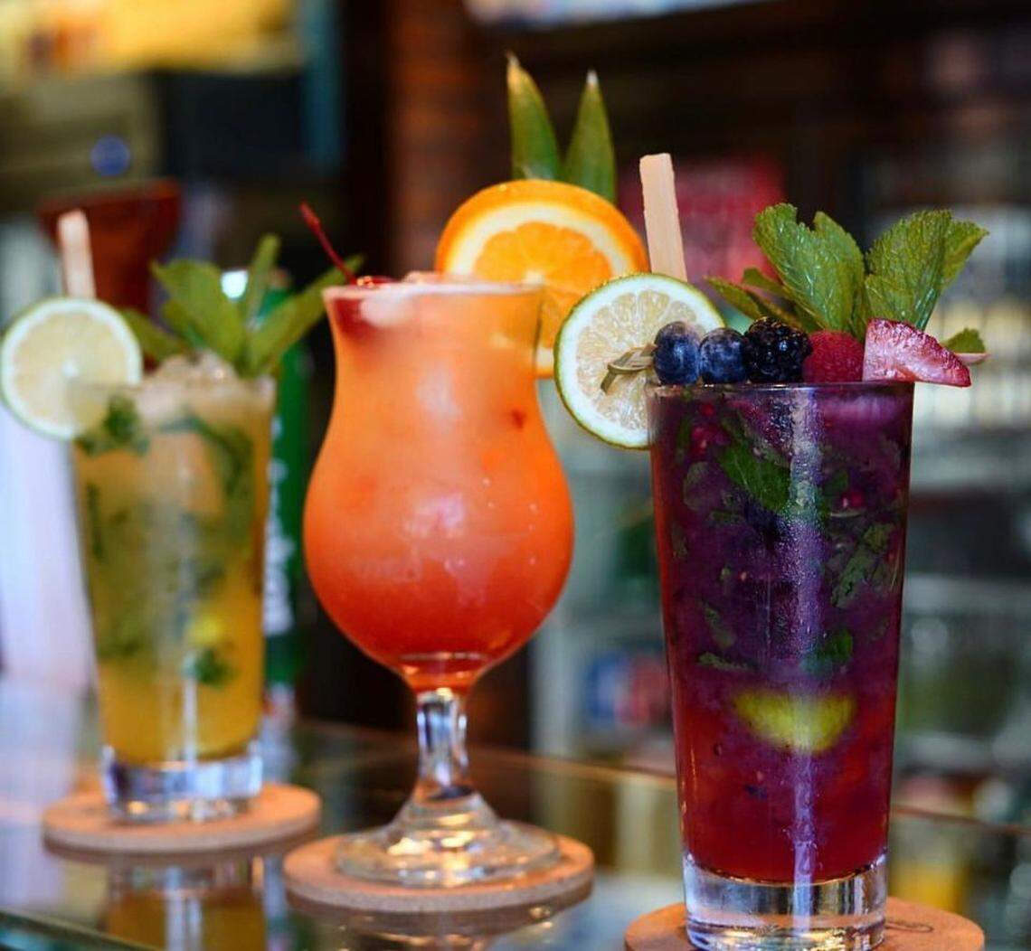 El restaurante cuenta con una larga lista de cocteles.