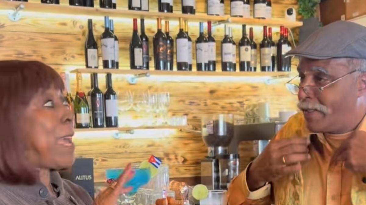 Irela Bravo y Omar Franco reviven sus personajes de “Vivir del cuento”, Cachita y Ruperto, en un show en el restaurante Kuba Kitchen, en Miami.