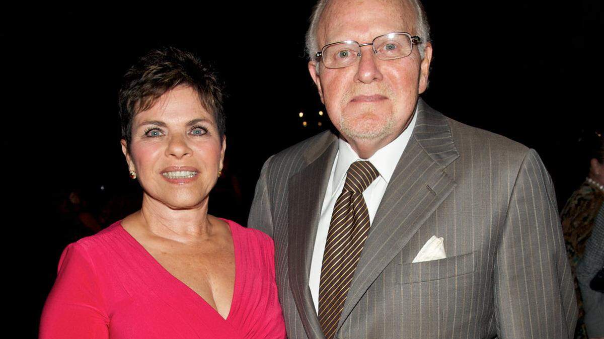 El Dr. José Noy junto a su esposa, Alicia Noy, en un evento social.