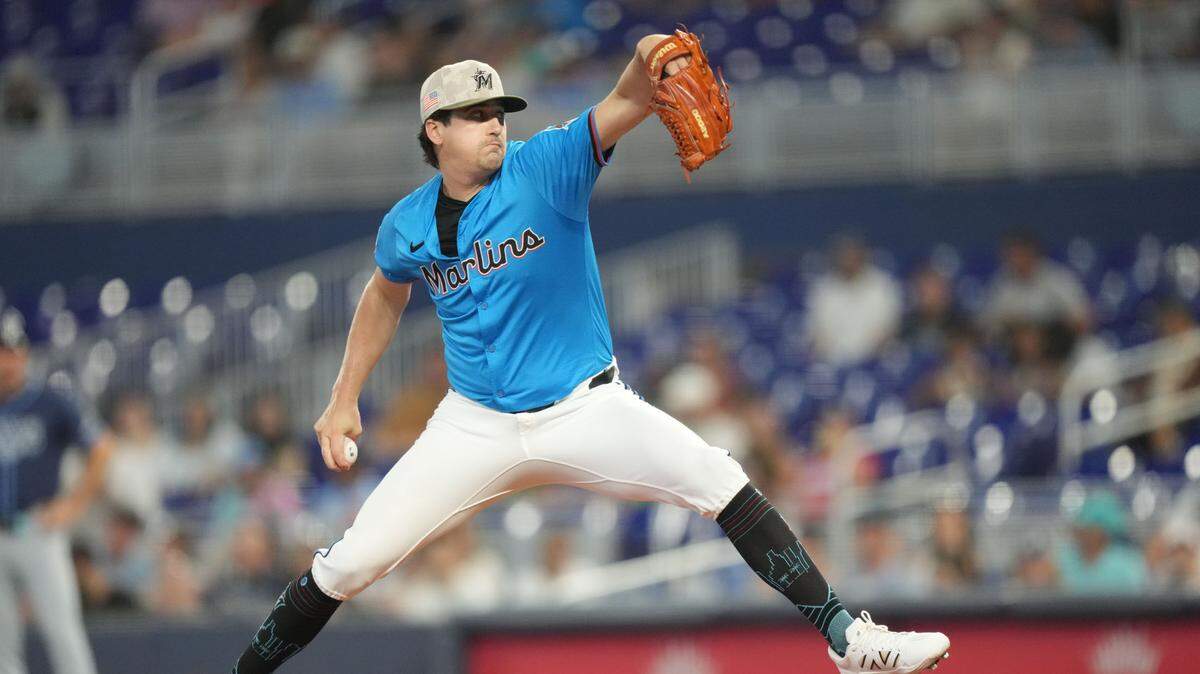 El abridor de los Marlins Cal Quantrill lanza en el primer inning del partido ante los Rays de Tampa Bay, celebrado el 18 de mayo de 2025 en el loanDepot Park en Miami.