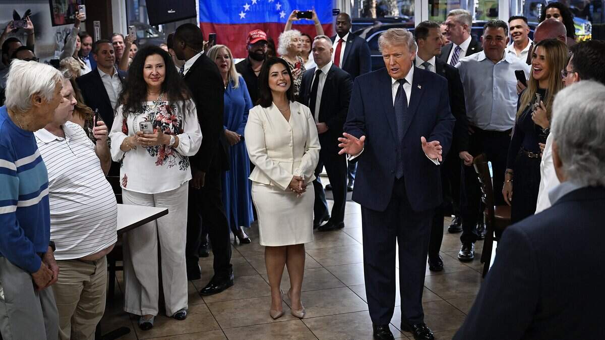El presidente de Estados Unidos, Donald Trump, visita el restaurante venezolano El Arepazo el 9 de marzo de 2026 en Doral. Trump hizo una parada en el restaurante para saludar a los clientes antes de regresar a Washington.