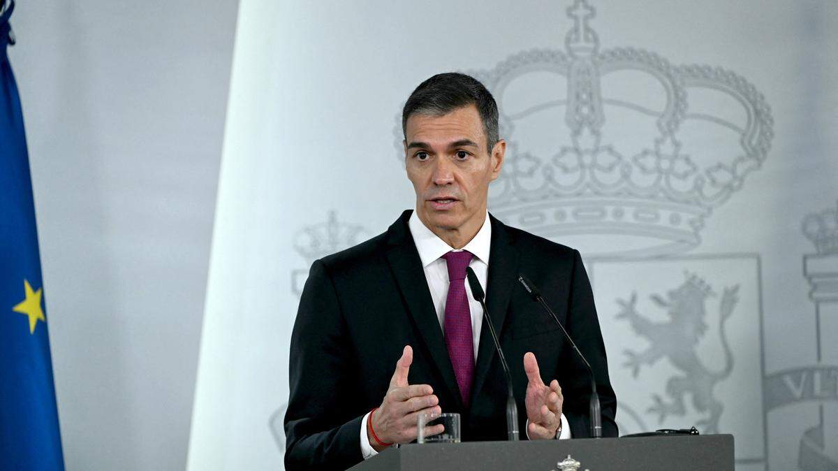 El presidente del Gobierno de España, Pedro Sánchez, habla durante una rueda de prensa conjunta con el director general de la Organización Mundial de la Salud (OMS) en el Palacio de la Moncloa, en Madrid, el 12 de mayo de 2026. El jefe de la OMS afirmó que “el trabajo no ha terminado” tras la evacuación por hantavirus, según AFP.