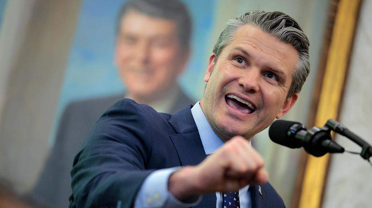 El secretario de Defensa, Pete Hegseth, responde preguntas de periodistas durante la ceremonia de juramento de Markwayne Mullin como el nuevo secretario de Seguridad Nacional, el martes 24 de marzo de 2026, en el Despacho Oval de la Casa Blanca, Washington, DC.