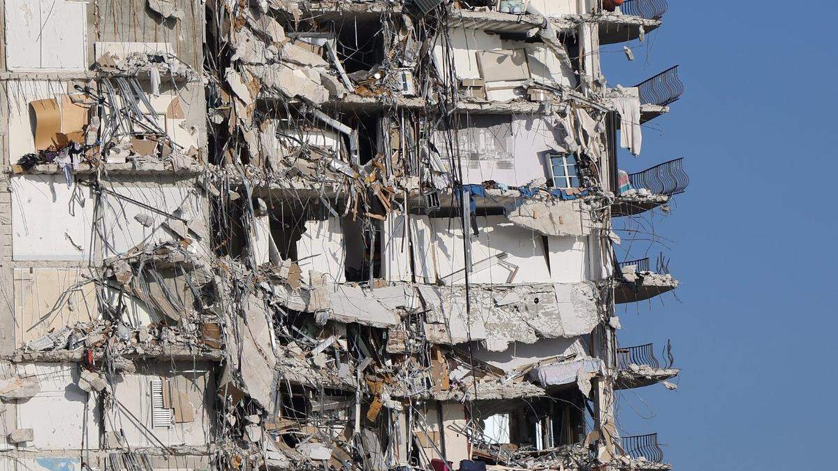 Parte de las Champlain Towers South seguía en pie en los días posteriores al colapso parcial en Surfside. Tras el derrumbe se presentaron numerosas demandas sobre quién es el responsable de lo ocurrido, que dejó 98 fallecidos.