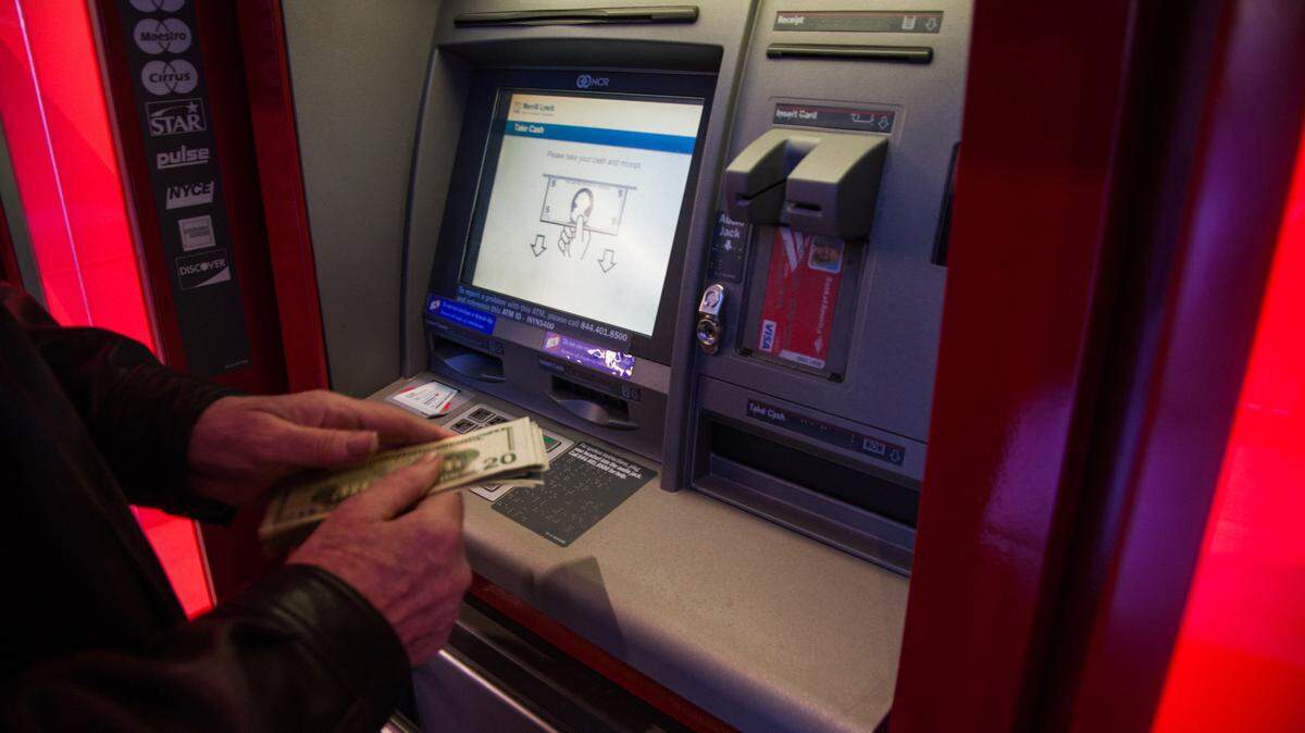 Una persona saca dinero de un cajero automático en Nueva York el 13 de enero de  2018.