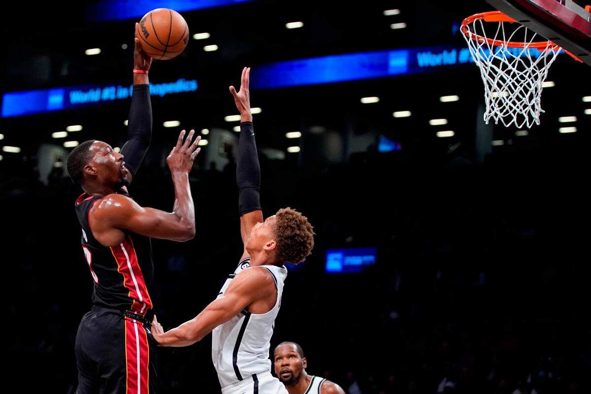 El centro del Heat Bam Adebayo tira al aro ante la marca de Kessler Edwards, de los Nets, en el partido celebrado el 6 de octubre de 2022 en Nueva York.