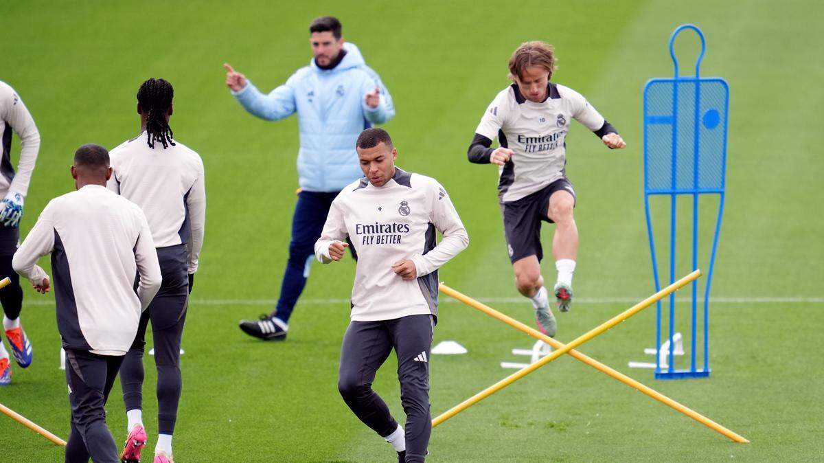 El delantero del Real Madrid Kylian Mbappé (centro) participa en un entrenamiento el martes en Madrid, previo al partido de vuelta ante el Arsenal en los cuartos de final de la Liga de Campeones.