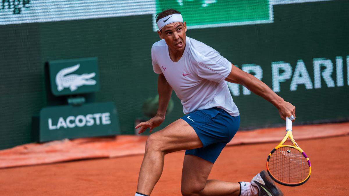 Rafael Nadal devuelve una pelota durante una práctica el 21 de mayo de 2024 en París, Francia.