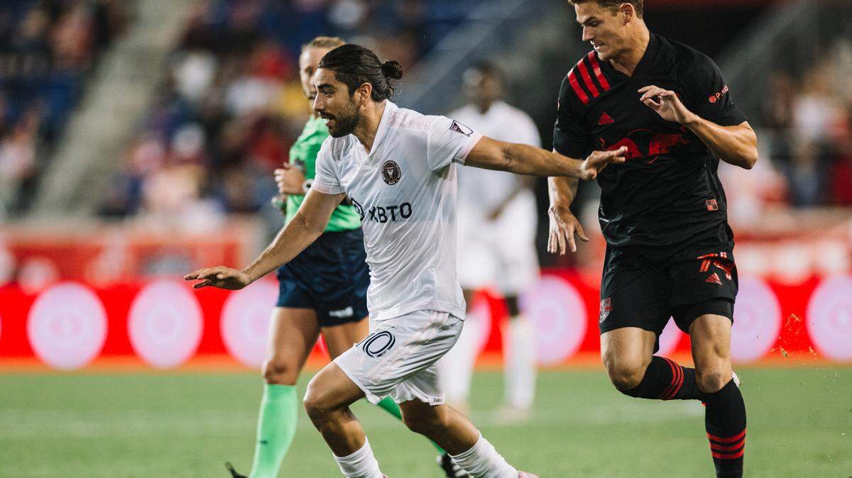 El volante del Inter Miami Rodolfo Pizarro conduce el balón ante el delantero Patryk Klimala , autor del gol de los NY Red Bulls este 9 de octubre del 2021.