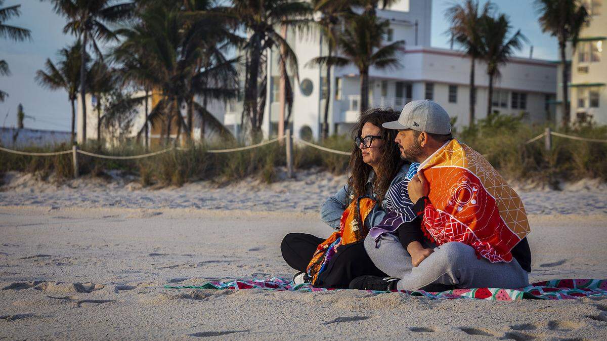 Carlos y Caridad Fernández disfrutan del amanecer y de la fresca temperatura en la playa de Miami Beach el viernes 3 de enero de 2025.