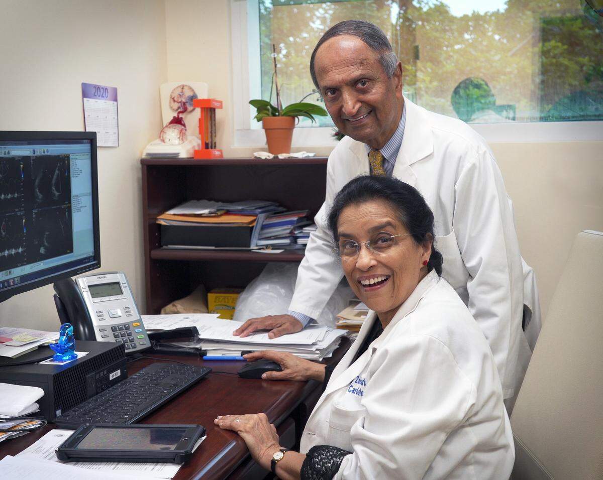 Dr. Mammen Zachariah, cardiólogo intervencionista de Broward Health, junto a su esposa, la Dra. Molly Zachariah, cardióloga.