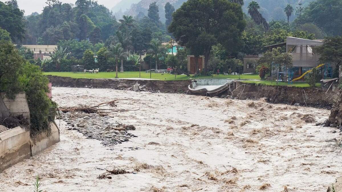 El desbordamiento de un río causado por las fuertes lluvias del fenómeno de El Niño destruyó hogares y vías ferroviarias en el distrito de Chaclacayo, Lima, Perú, el 19 de marzo de 2017. 