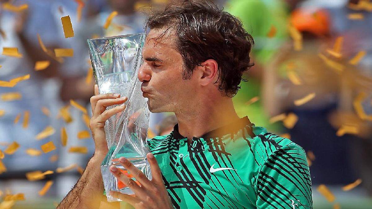 Roger Federer besa el trofeo de campeón del Miami Open después de ganar la final ante Rafael Nadal, en partido celebrado el 2 de abril del 2017 en el Crandon Park Tennis Center, en Key Biscayne, Florida.