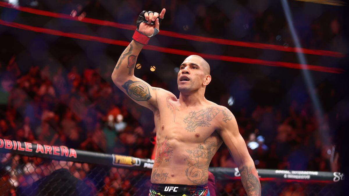 El brasileño Alex Pereira celebra tras vencer por nocaut a Jamahal Hill y retener su corona su corona ligero pesada, en la pelea estelar del evento UFC 300, efectuada el sábado 13 de abril de 2024 en Las Vegas