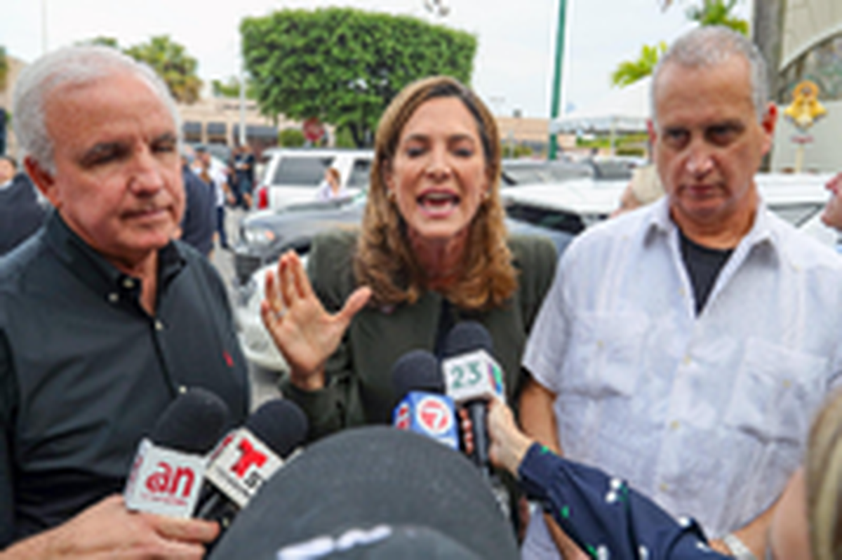 La delegación republicana de Miami al Congreso, de izquierda a derecha: al representante Carlos Giménez, la representante María Elvira Salazar y el representante Mario Díaz-Balart, asisten a una manifestación en apoyo a los manifestantes antigubernamentales en Cuba en el restaurante Versailles en la Calle Ocho el 4 de agosto de 2021. Al Diaz ADIAZ@MIAMIHERALD.COM