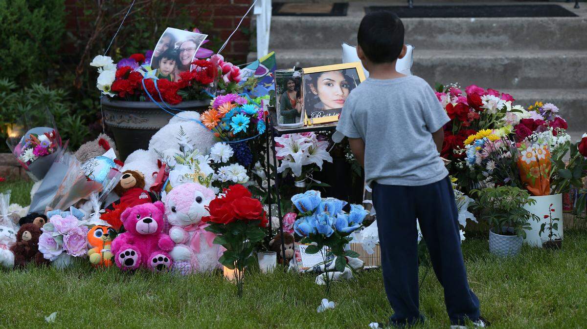 Vista de los ramos de flores y peluches que dejaron en una casa en Chicago en tributo a la adolescente asesinada Marlen Ochoa-López, el 16 de mayo de 2019. 