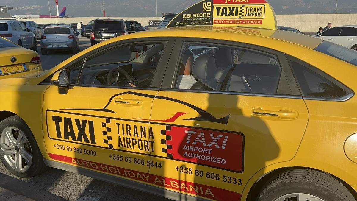 Taxi típico de Tirana.