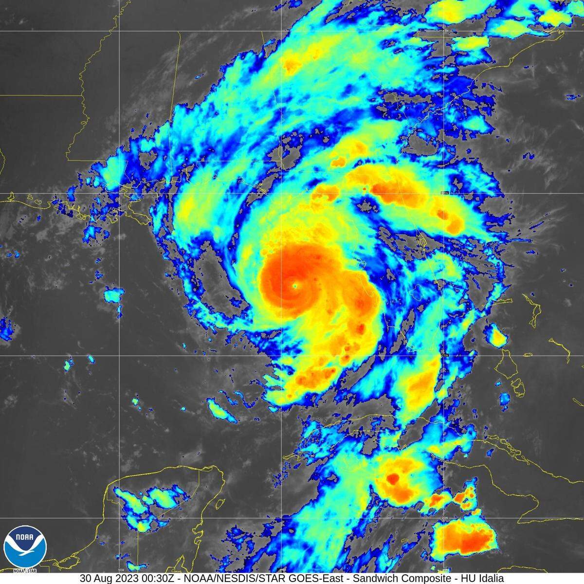 Las bandas de lluvia del huracán Idalia abarcan Florida a medida que el huracán se fortalece y se dirige hacia tocar tierra cerca de la región de Big Bend del estado, en esta imagen satelital con colores mejorados de la Administración Nacional Oceánica y Atmosférica, tomada a las 9 p.m. 29 de agosto de 2023.