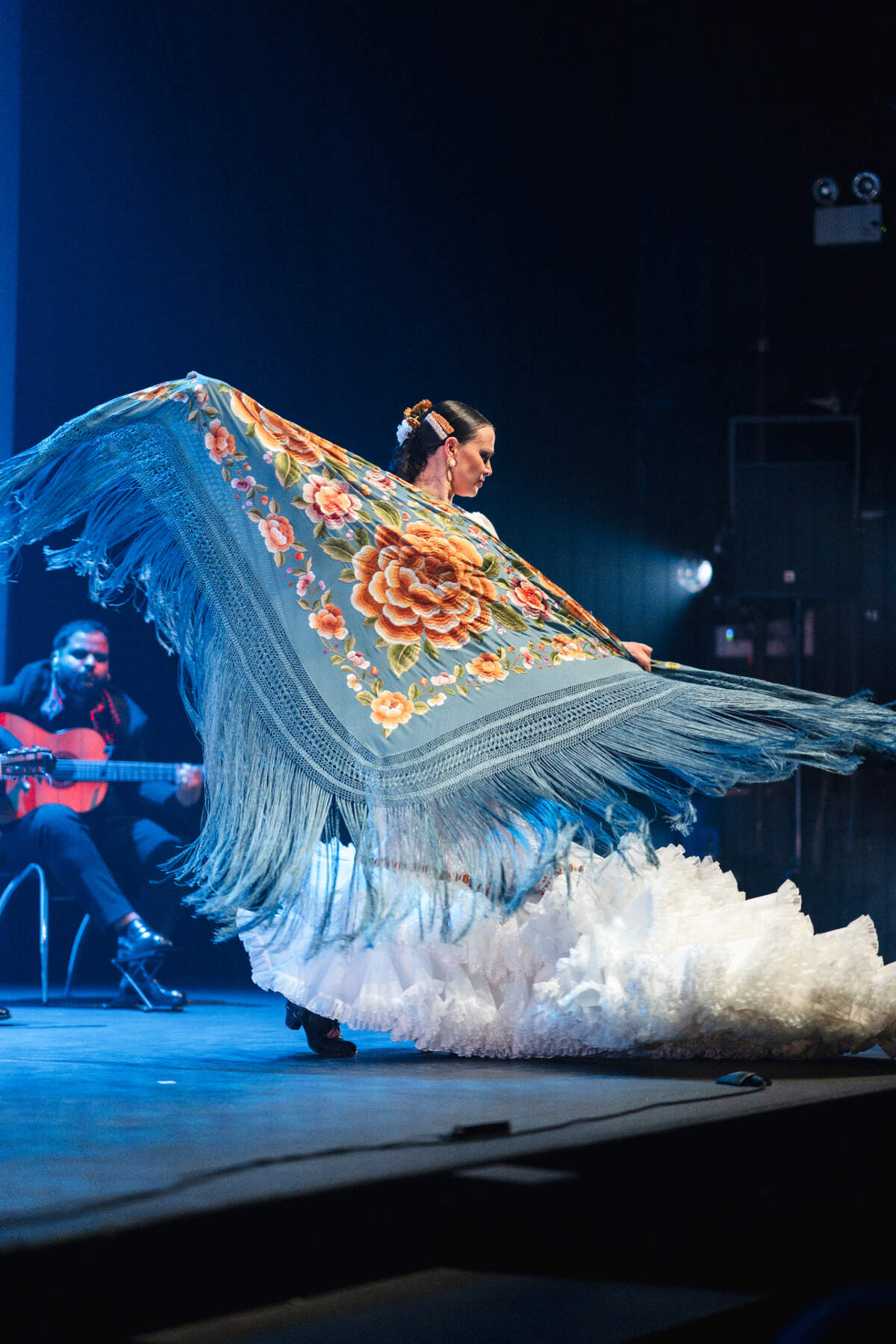 La bailaora Paula Rodríguez y su hermoso mantón.