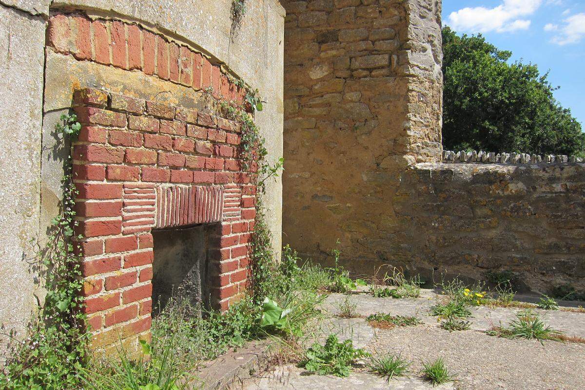 Restos de una chimenea y el hueco de una ventana en lo que fue una vez el poblado de Tyneham, en Dorset, Inglaterra. Hoy es un puedblo en ruinas, abandonado y solo recientemente los turistas están comenzando a descubrirlo.