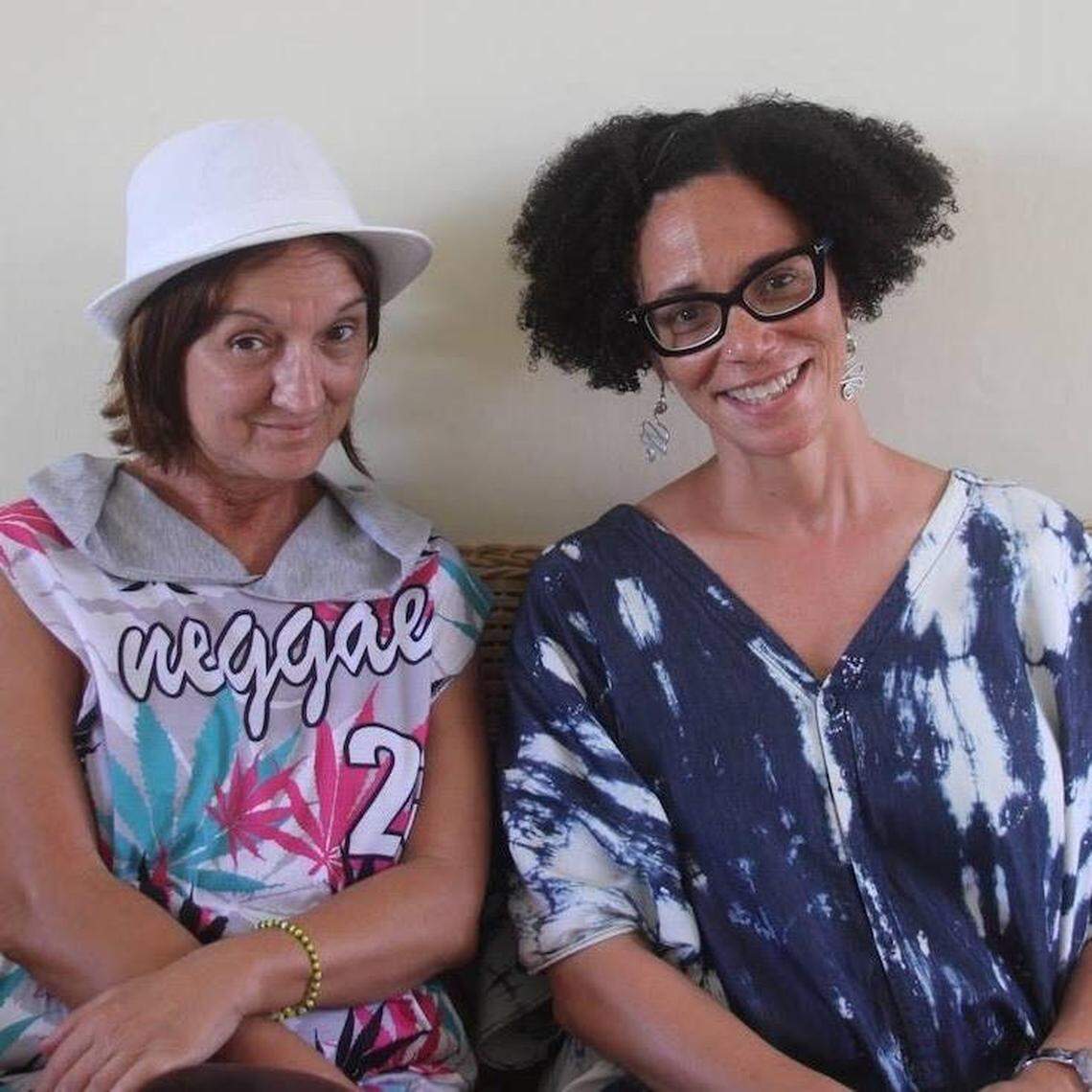 Sandra Ceballos (izquierda) y Coco Fusco.