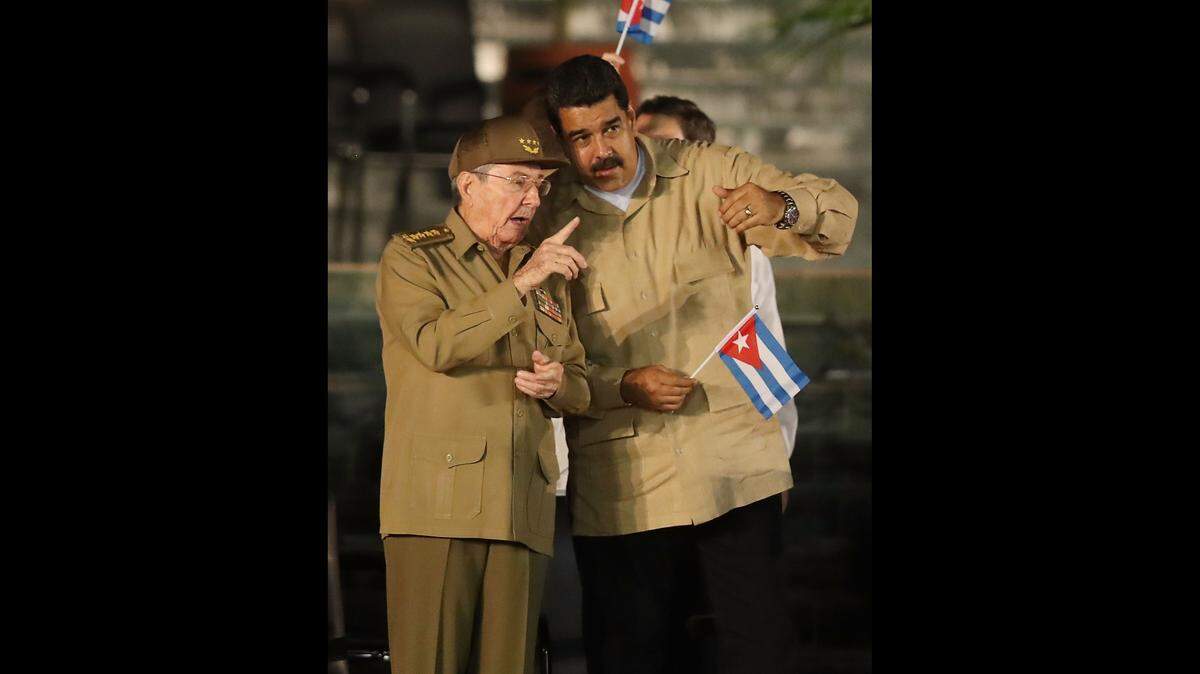 El presidente de Cuba, Raúl Castro, habla con el presidente de Venezuela, Nicolás Maduro, durante un homenaje conmemorativo a su hermano, el ex presidente de Cuba, Fidel Castro, en la Plaza de la Revolución Antonio Maceo antes de su sepelio el 3 de diciembre de 2016 en Santiago de Cuba, Cuba. Castro murió el 25 de noviembre a la edad de 90 años y el país se encuentra en medio de un período de luto de 9 días que dura hasta su funeral el domingo en Santiago de Cuba en el Cementerio Santa Ifigenia.