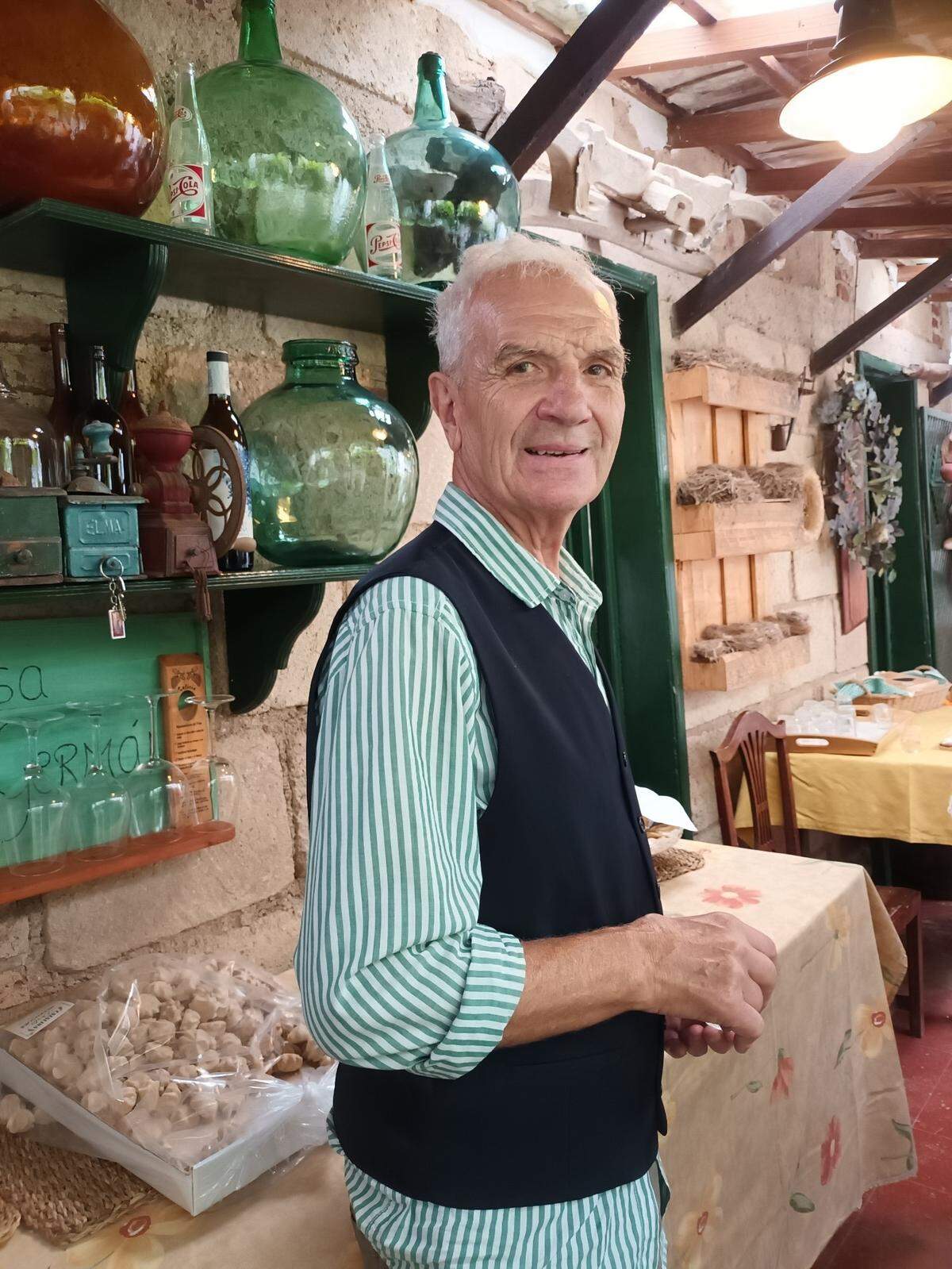 Germán Fuentes en su casa da la bienvenida a los que acuden a las Fiestas de Mayo.