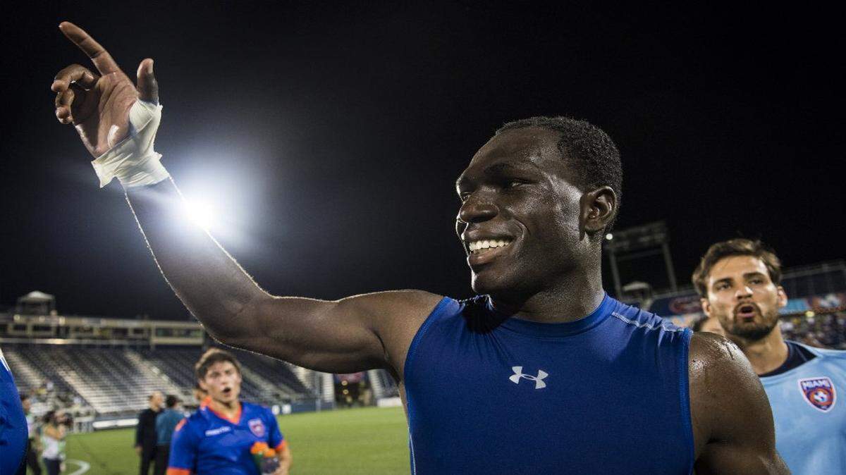 El mediocampista del Miami FC Kwadwo Poku saluda al público luego de la victoria de su equipo ante el Atlanta United, el 28 de junio del 2017 en el Riccardo Silva Stadium de FIU, en Miami.