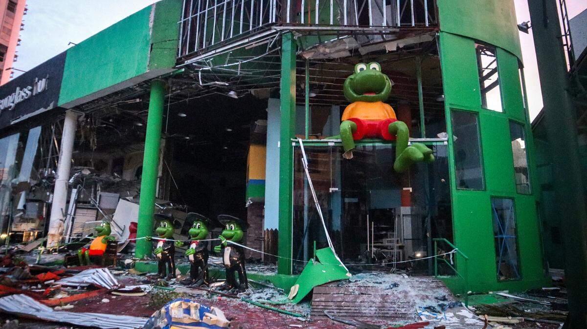  El malestar y la angustia entre la gente estallaron el jueves en Acapulco, la ciudad turística del sur de México que quedó devastada tras el paso de un huracán de categoría 5 que dejó al menos 27 muertos y cuatro desaparecidos, a medida que poco a poco se restablecen vías de acceso y comunicaciones.