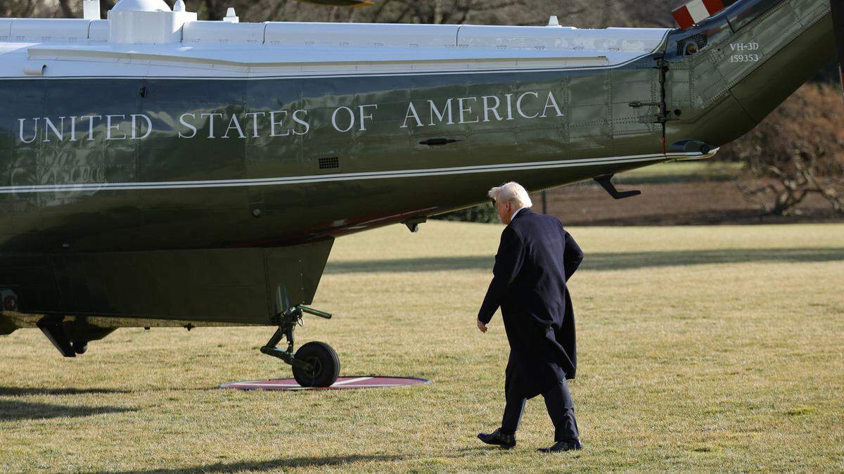 El presidente Donald Trump se dirige al helicóptero Marine One en el patio sur de la Casa Blanca, Washington, D.C., el 7 de febrero de 2025.