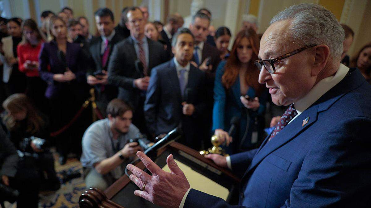 El líder de la minoría en el Senado, Charles Schumer (demócrata por Nueva York), habla con los periodistas tras el almuerzo semanal de política del Partido Demócrata en el Capitolio de Estados Unidos, el miércoles 28 de enero de 2026 en Washington, DC.