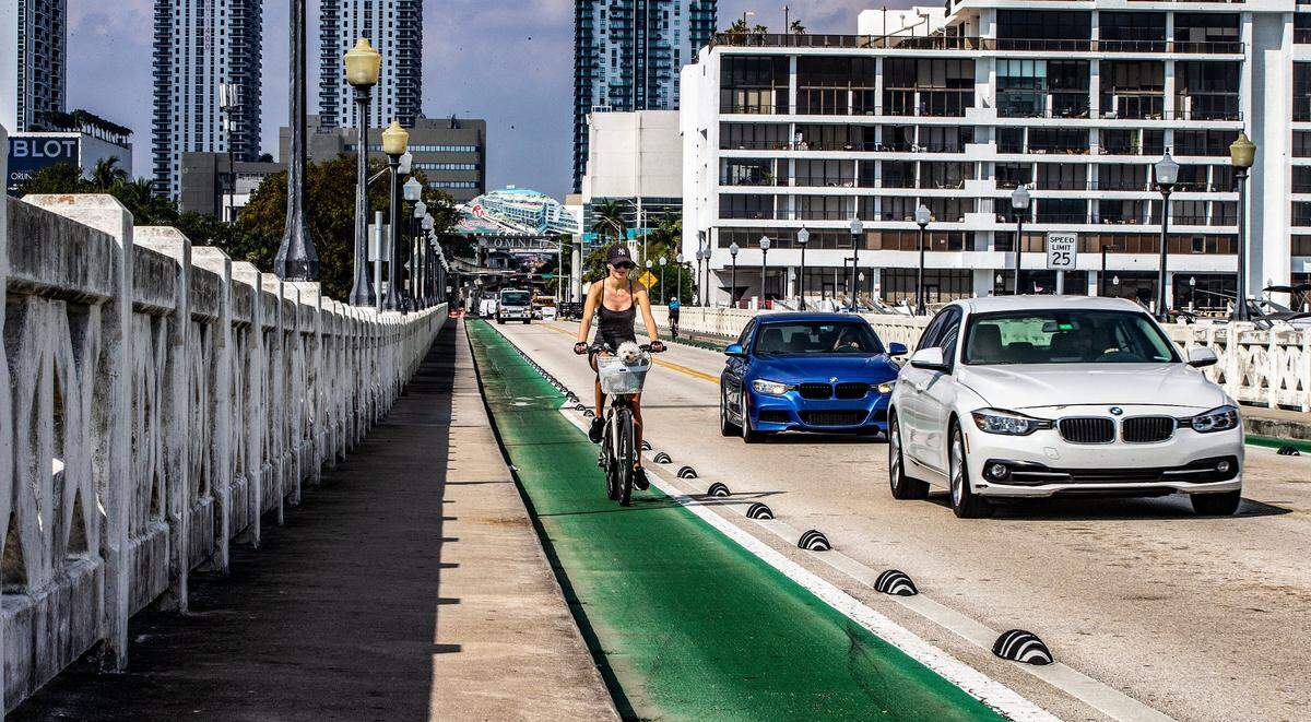El Venetian Causeway es un hermoso lugar para caminar, andar en bicicleta o correr.