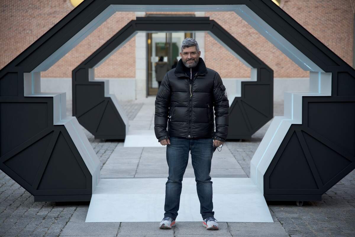 Dagoberto Rodríguez frente a una de las monumentales obras suyas de la exposición ‘Refugios y Umbrales’.