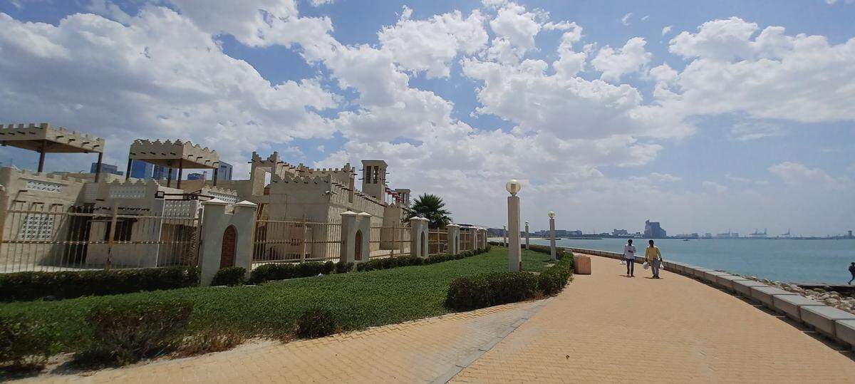 Playa y paseo marítimo del centro de Kuwait.