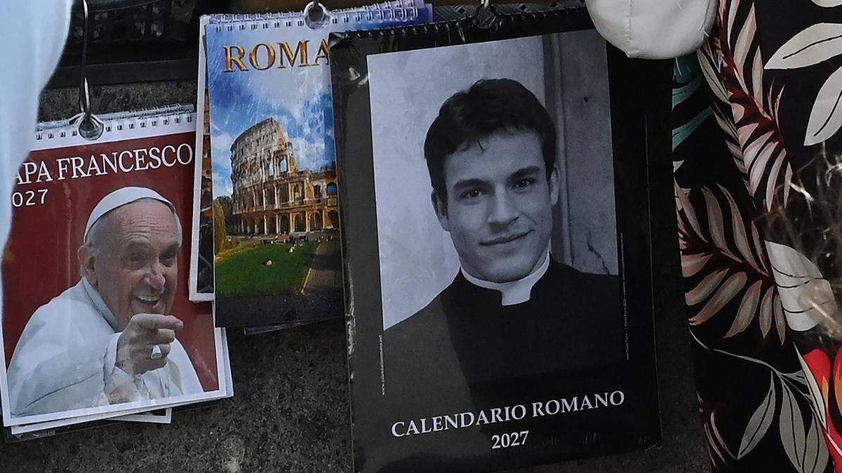 Un calendario con una fotografía de Giovanni Galizia vestido como sacerdote se exhibe a la venta en una tienda de souvenirs en Roma el 18 de mayo de 2026.