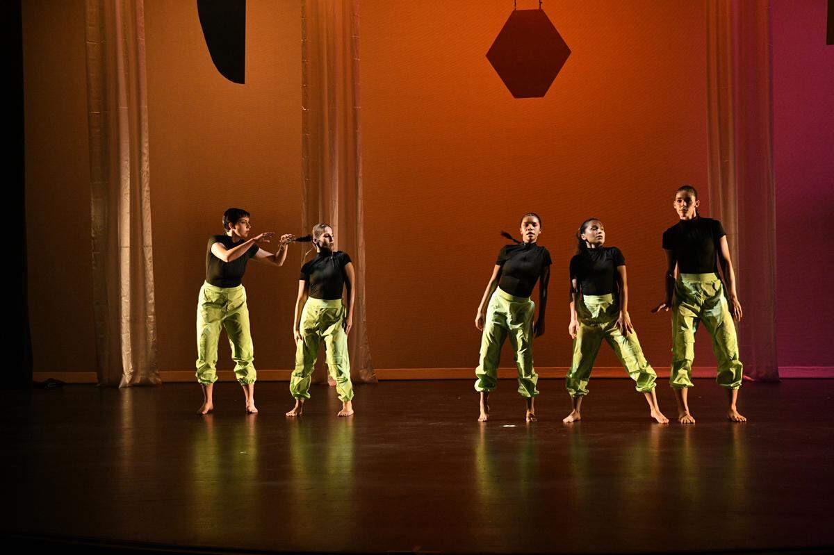 De izquierda a derecha: Meagan Chistiansen, Jade Mesa, Jania Peralta, Nikol Cepeda y Abigail Mas, en “Mind Museum”, coreografía de Jade Mesa y Safiye Gonzalvo.