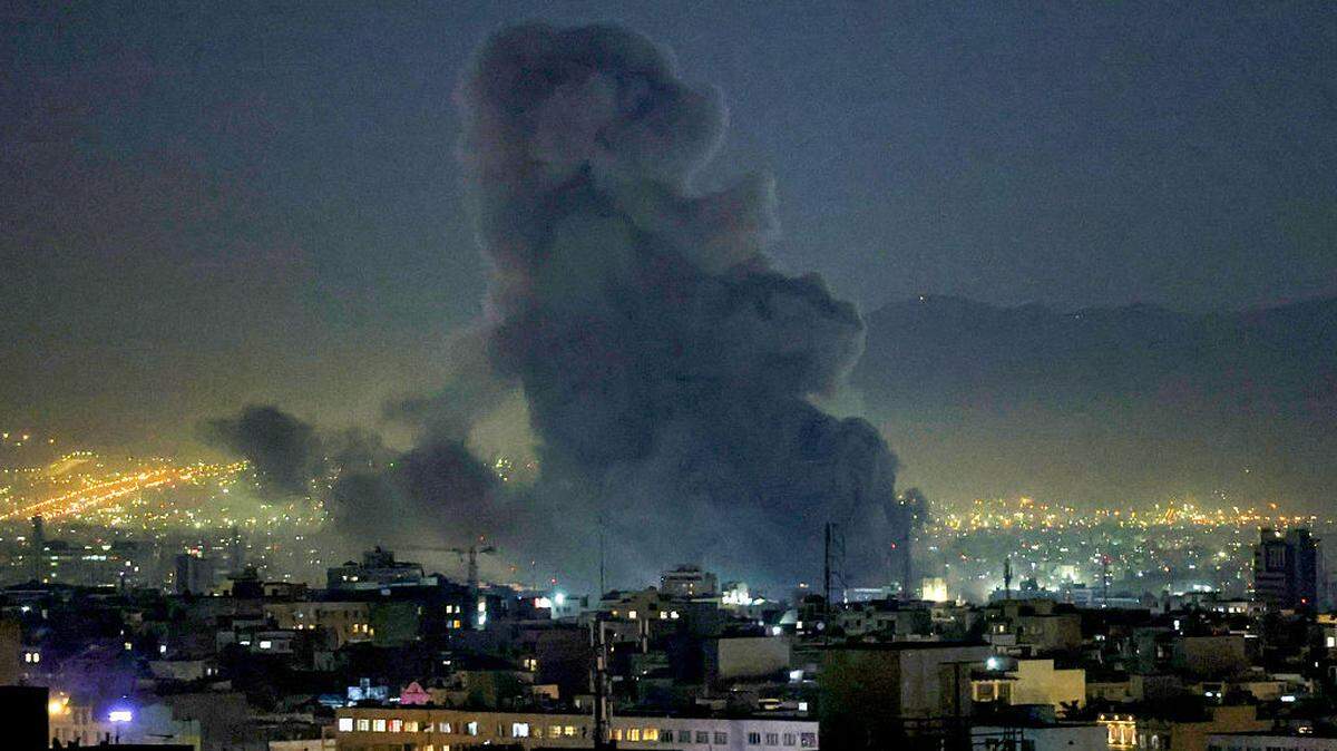 Columnas de humo se elevan tras los ataques con misiles en Teherán, el domingo 1 de marzo de 2026. Estados Unidos e Israel lanzaron ataques contra Irán el sábado 28 de febrero, matando al líder supremo de Irán y a sus principales líderes militares, lo que llevó a las autoridades a tomar represalias con ataques contra Israel y bases estadounidenses en todo el Golfo.