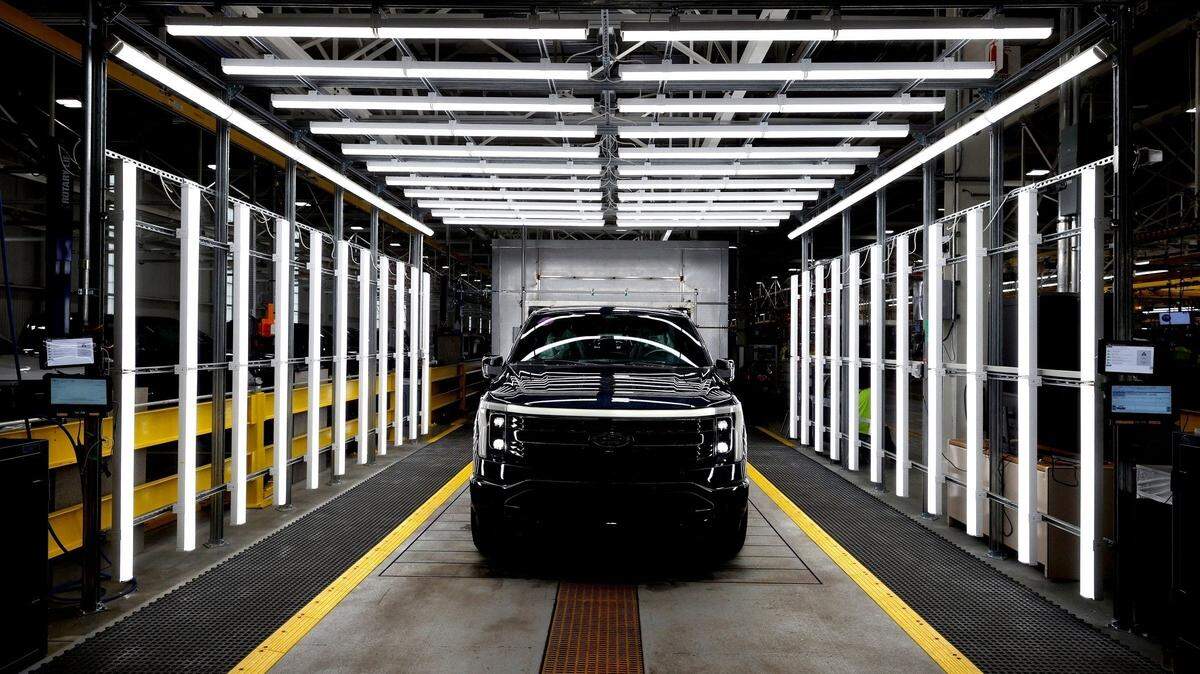 La camioneta pickup Ford F-150 Lightning EV (vehículo eléctrico), durante uno de los últimos pasos de la producción en el Centro de Vehículos Eléctricos Ford Rouge en Dearborn, Michigan, el 21 de abril de 2022.