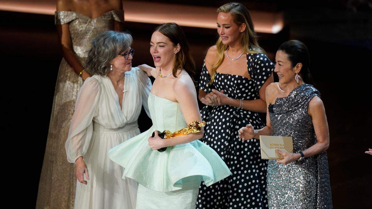 Emma Stone recibe el Oscar a la mejor actriz por su papel en “Poor Things” el domingo en Los Angeles. Junto a ella las actrices Sally Field (izq.) Jennifer Lawrence (der.) y Michelle Yeoh.