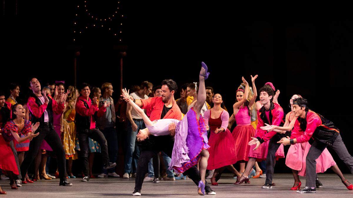 Los bailarines de Miami City Ballet en “West Side Story Suite” de Jerome Robbins. En el centro, Ellen Grocki y Ariel Rose.