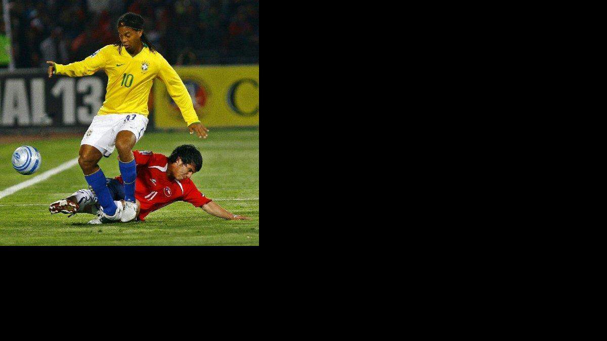 El jugador Mark González (d) de Chile, lucha por el balón con Ronaldinho (i) de Brasil, durante el partido por las eliminatorias sudamericanas para la Copa Mundo Sudáfrica 2010.