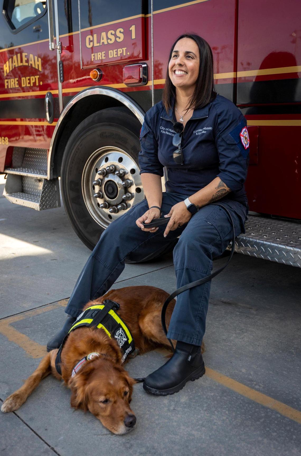 La bombero del Departamento de Hialeah, Barbara González-Tamburello, junto a su compañero canino, Blaze, perro certificado como rescatista y de servicio de terapia. Hialeah, Florida - 3 de mayo, 2023