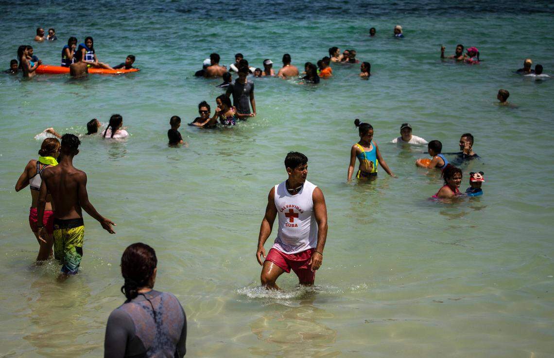 Cubanos en la Playa del Salado, en Caimito, en la provincia de Artemisa, el 15 de julio del 2020. La provincia ha visto crecer el número de contagiados por Covid-19 en las últimas dos semanas.