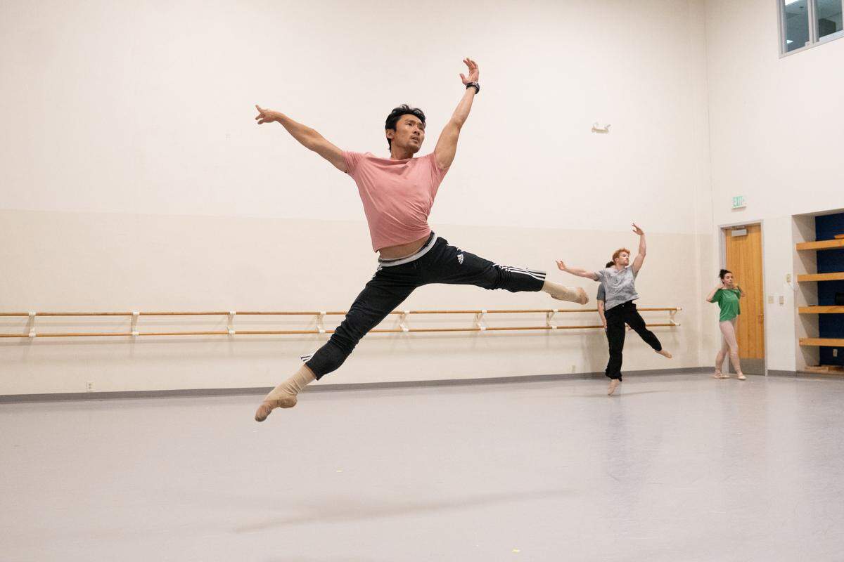 Shimon Ito, que en 2015 formó parte del elenco original y se reincorpora a Miami City Ballet esta temporada, ensaya “Heatscape”, coreografía de Justin Peck.&nbsp;