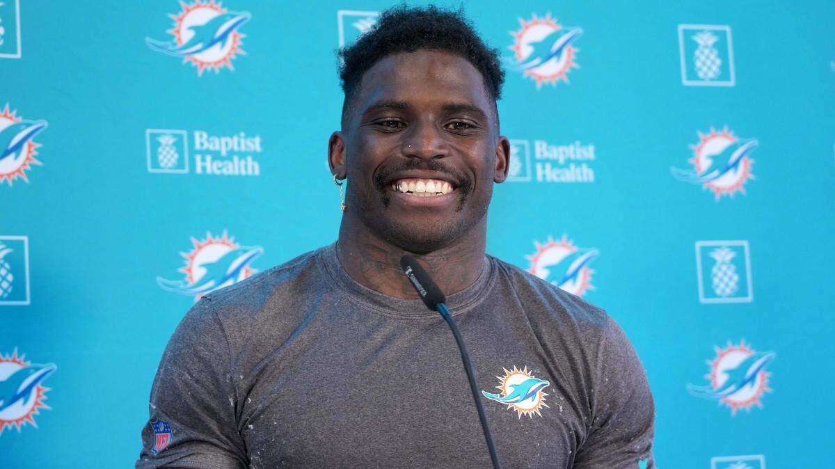 El wide receiver de los Dolphins Tyreek Hill habla con la prensa en Frankfurt, Alemania, el 2 de noviembre de 2023.