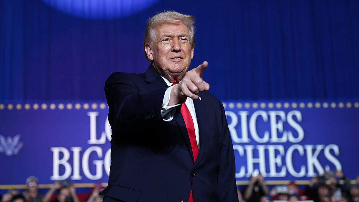 El presidente de Estados Unidos, Donald Trump, abrió este martes la campaña para las elecciones de medio mandato del próximo noviembre con un mitin en Clive, en el estado de Iowa. 